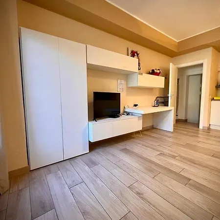 招待所 Belsorrisovarese Elegance Private Parking -with Reservation- 瓦雷泽